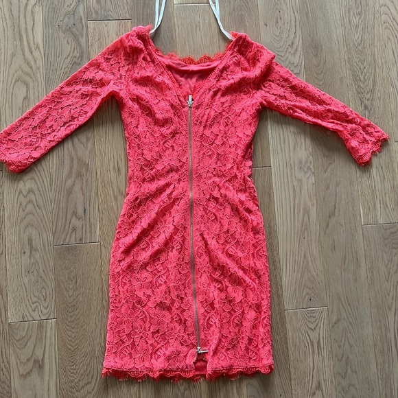 Like new, Diane von Furstenberg lace dress. Size 2. - Picture 3 of 4